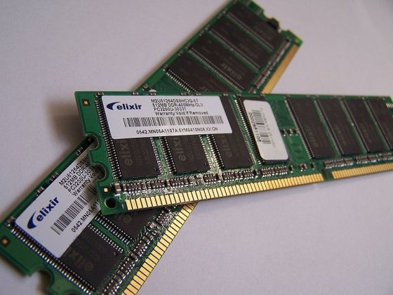 800px-Memory_module_DDRAM_20-03-2006